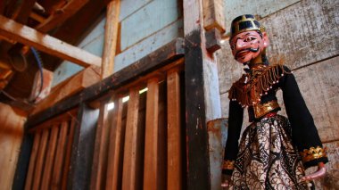 Seçici bir odak görüntüsü, Wayang Golek, çeşitli karakterlere sahip ahşap oyulmuş bir kukla şeklinde. Düşük ışık ve gürültü görüntüsüyle fotoğraflandı.