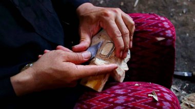 Geleneksel tahta kukla gösterileri yapma süreci, odaklanmış bir seçimle. Düşük ışık ve gürültü görüntüleriyle çekilen Batang Endonezya,