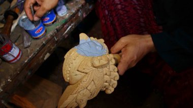 Seçici bir odak görüntüsü, Wayang Golek, çeşitli karakterlere sahip ahşap oyulmuş bir kukla şeklinde. Düşük ışık ve gürültü görüntüsüyle fotoğraflandı.