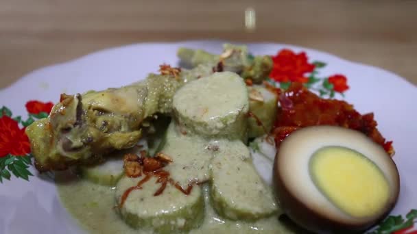 Kuliner Tradisional Kue Beras Atau Nasi Ayam Opor Dengan Tebal — Stok Video