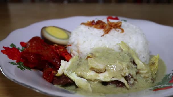 Kuliner Tradisional Kue Beras Atau Nasi Ayam Opor Dengan Tebal — Stok Video