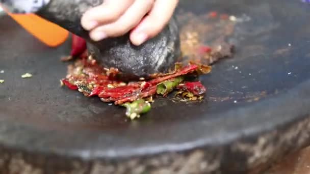 Pétrissage Sauce Chili Mélange Diverses Épices Piments Échalotes Ail Sel — Video