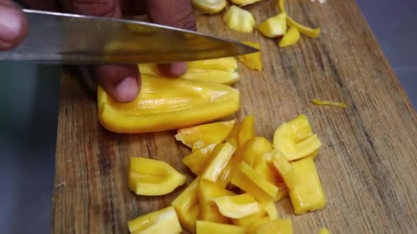 Tahta Tepside Bıçakla Taze Sarı Meyveler Doğra — Stok video