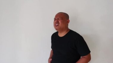 Midesi çok hasta bir yetişkinin ifadesi.
