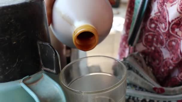ガラスの中でジャムやハーブドリンクを醸造するときに伝統的な漢方薬の売り手 Pekalonan — ストック動画