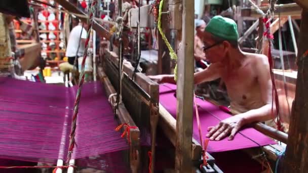 Trabajadores Tejiendo Hilo Tela Usando Telares Tradicionales Video Poca Luz — Vídeos de Stock