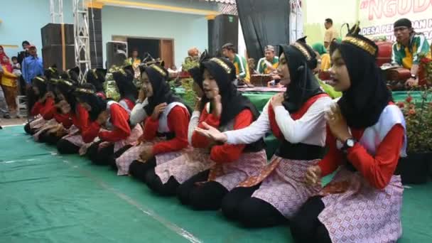 2018 Group People Doing Compact Movement Floor Batang Indonesia October — 비디오