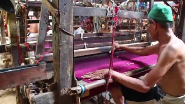 Робітники Плетуть Нитку Тканину Користуючись Традиційними Верстатами Низьким Світлом Темній — стокове відео