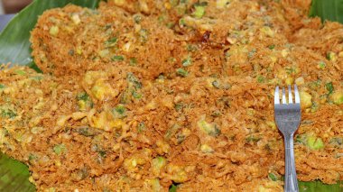 Telur dadar olarak bilinen kızarmış Endonezya omletine yakın çekim. Geleneksel ev yapımı yumurta yemeği muz yaprağında servis edilir, altın kahverengidir ve lezzetlidir..