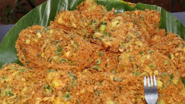 Telur dadar olarak bilinen kızarmış Endonezya omletine yakın çekim. Geleneksel ev yapımı yumurta yemeği muz yaprağında servis edilir, altın kahverengidir ve lezzetlidir..