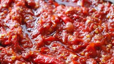 Çekirdekli ve baharatlı otantik Endonezya biberi kaşıkla taze muz yaprağı üzerinde servis edilir. Geleneksel Asya acı sosu, baharatlı sos ve egzotik mutfak baharatı..