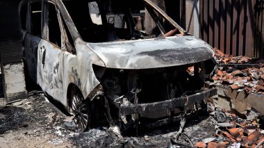 Yanan araba enkazı, büyük hasar, erimiş parçalar ve yok oluşu göstererek yangından sonra terk edilmiş. Kazaları, felaketleri, güvenlik risklerini ve sigorta temalarını resmetmek için mükemmel.