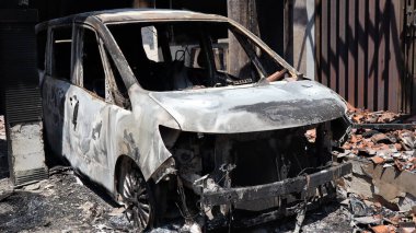 Yanan araba enkazı, büyük hasar, erimiş parçalar ve yok oluşu göstererek yangından sonra terk edilmiş. Kazaları, felaketleri, güvenlik risklerini ve sigorta temalarını resmetmek için mükemmel.