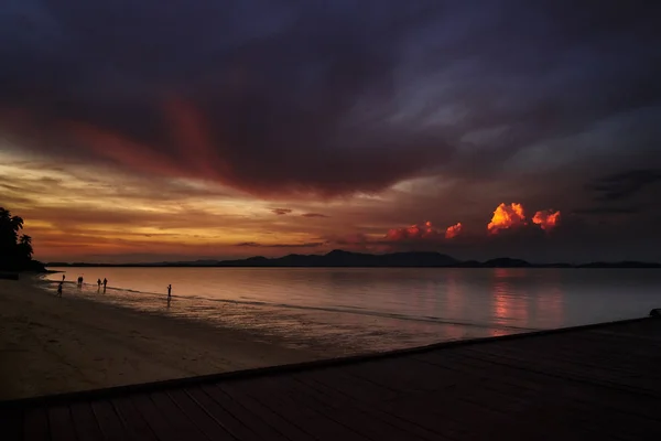 Schöner thailändischer Sonnenuntergang mit wolkenverhangenem Himmel — Stockfoto