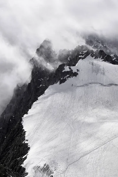 Гора в Шамони в плохую погоду с альпинистами — стоковое фото