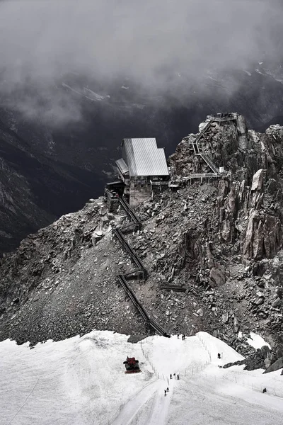Строительство на вершине горы в Шамониксе — стоковое фото