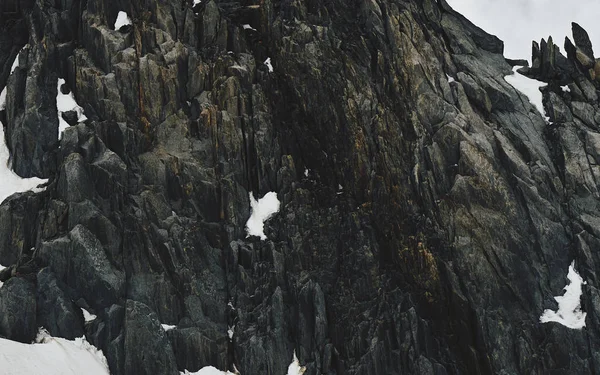 kayalıklarla ve kayalar Chamonix kar doruklarına 