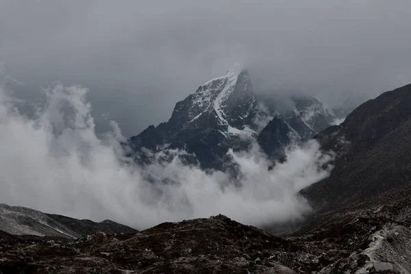 Enorme montanha do Himalaia com uma geleira no Nepal coberta por nuvens — Fotografia de Stock