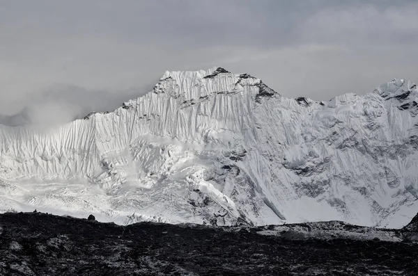 Énorme montagne himalayenne Baruntse avec un glaciers au Népal — Photo