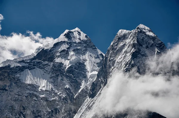 Gigantesque amadablam de montagne himalayen avec des glaciers au Népal — Photo