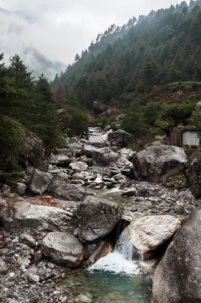 Río de montaña en el camino Nepal trek ruta — Foto de Stock