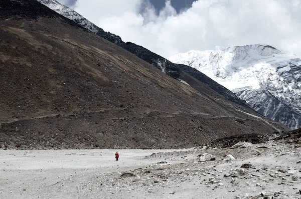 yalnız adam temel kamp gitmek Island peak Dağı'na gider