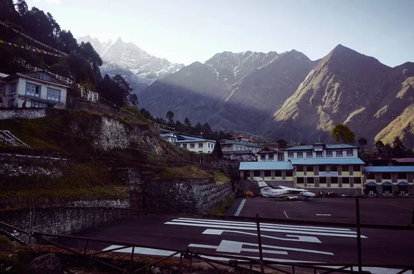 Avión que permanece en el aeródromo de Lukla — Foto de Stock