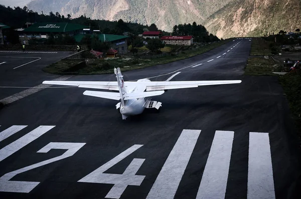 Lukla havaalanına üzerinde kalan uçak 