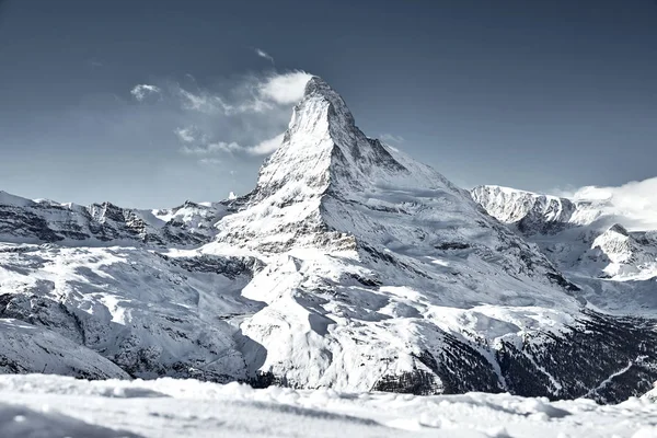 bir bayrak gibi bulut kapsadığı matterhorn dağ