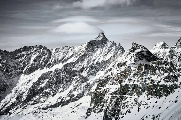Горный ландшафт ледяных вершин — стоковое фото
