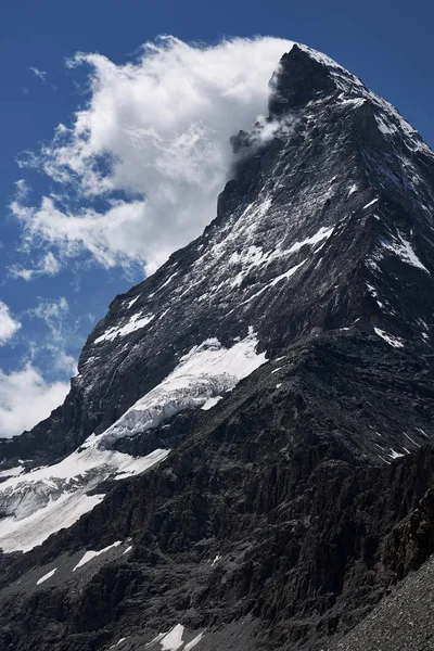 Mirada cercana a la cumbre de la montaña del cuerno de materia cubierta por nubes — Foto de Stock