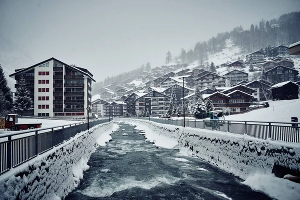 Winter Zermatt houses and the river — Stock Photo, Image