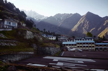 Lukla havaalanına üzerinde kalan uçak 