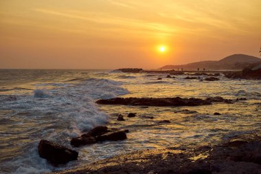 Günbatımı sahil Vietnam üzerinde. turuncu renkli gökyüzü, tepeler ve insanlar kim akşam karşılamak,. 