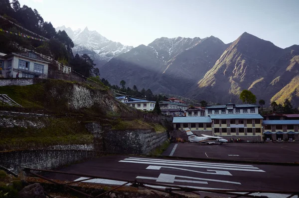 Lukla havaalanına üzerinde kalan uçak 