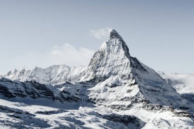 Çarpıcı görünümü parlak güneşli kışın Matterhorn dağ manzarası