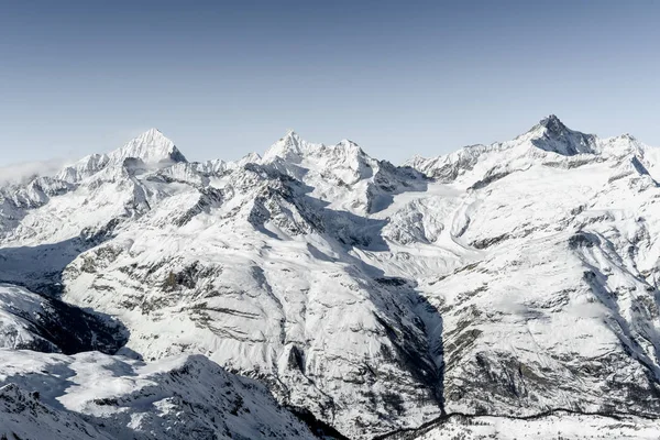 スイス連邦共和国で日当たりの良い明るい日の山岳風景冬の景色 — ストック写真