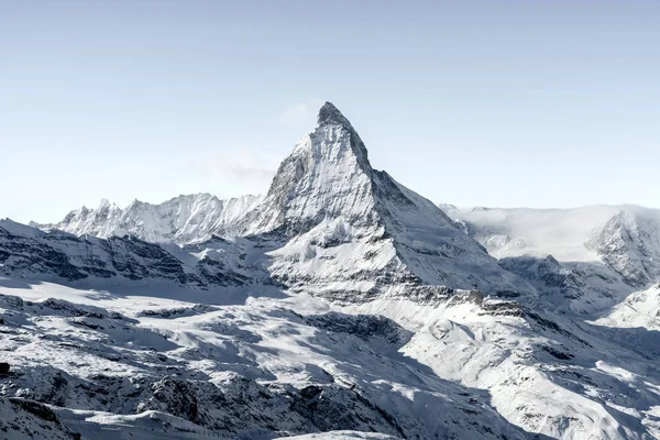 Çarpıcı görünümü parlak güneşli kışın Matterhorn dağ manzarası