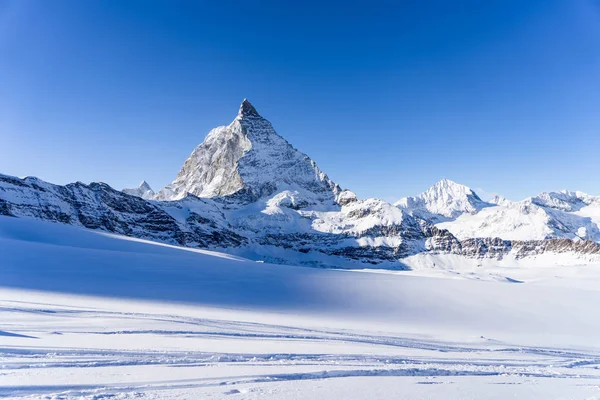 日当たりの良い明るい日のマッターホルン山の風景冬の景色 — ストック写真