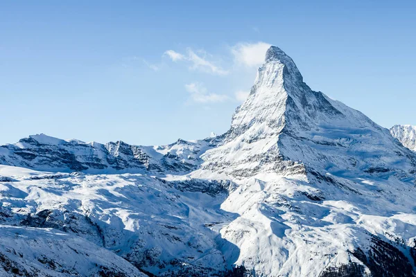 Impresionante vista del paisaje de montaña Matterhorn invierno en un día soleado y brillante — Foto de Stock