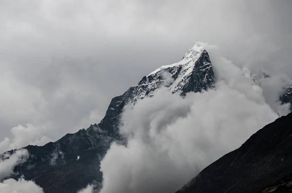 Bela vista de Ama Dablam de caminhada para Everset no Nepal. Himalaias . — Fotografia de Stock