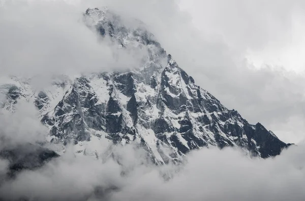Piękny widok na AMA Dablam od Trek do Everset w Nepalu. Himalaje. — Zdjęcie stockowe