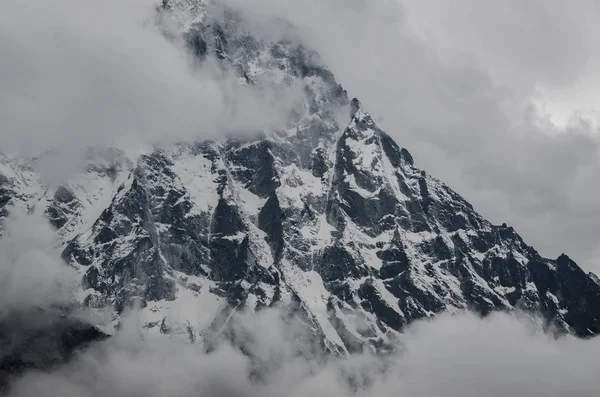 Hermosa vista de Ama Dablam desde la caminata al Everset en Nepal. Himalaya . — Foto de Stock