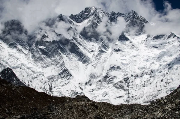 Vue de face avant du mur sud de la montagne Lhotze au Népal. Himalaya. 8516 mètres au dessus de la mer. Couvert de nuages . — Photo