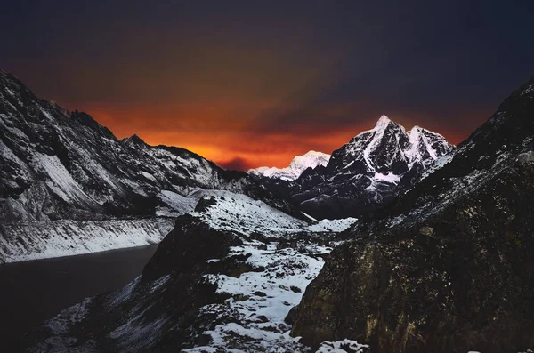 Prachtig uitzicht op de winter Himalaya berglandschap 's nachts op grote hoogte — Stockfoto