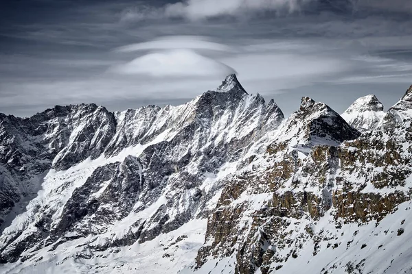 Горный ландшафт ледяных вершин — стоковое фото