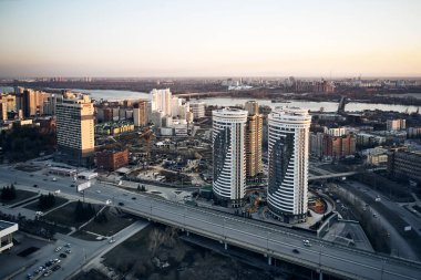 gün batımında Sibirya başkenti Novosibirsk şehir hava çekimi