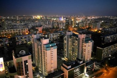 gün batımında Sibirya başkenti Novosibirsk şehir hava çekimi