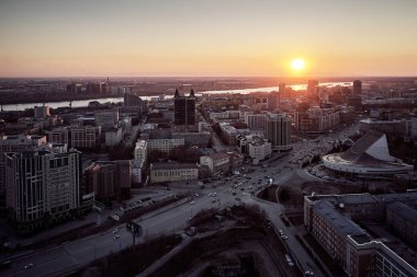 gün batımında Sibirya başkenti Novosibirsk şehir hava çekimi