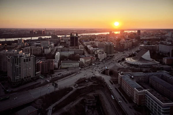 Antenn skott av sibiriska huvudstaden Novosibirsk staden vid solnedgången — Stockfoto